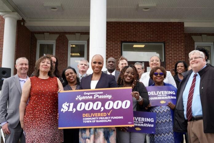 Pressley, Randolph Leaders, students cut ribbon for Turner Free Mobile Library

