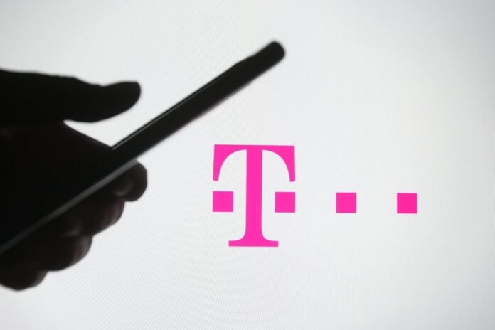 T-Mobile's Customer Growth Outpaces Verizon and AT&T Combined: Analysts Raise Forecasts - T-Mobile US (NASDAQ:TMUS), AT&T (NYSE:T)

